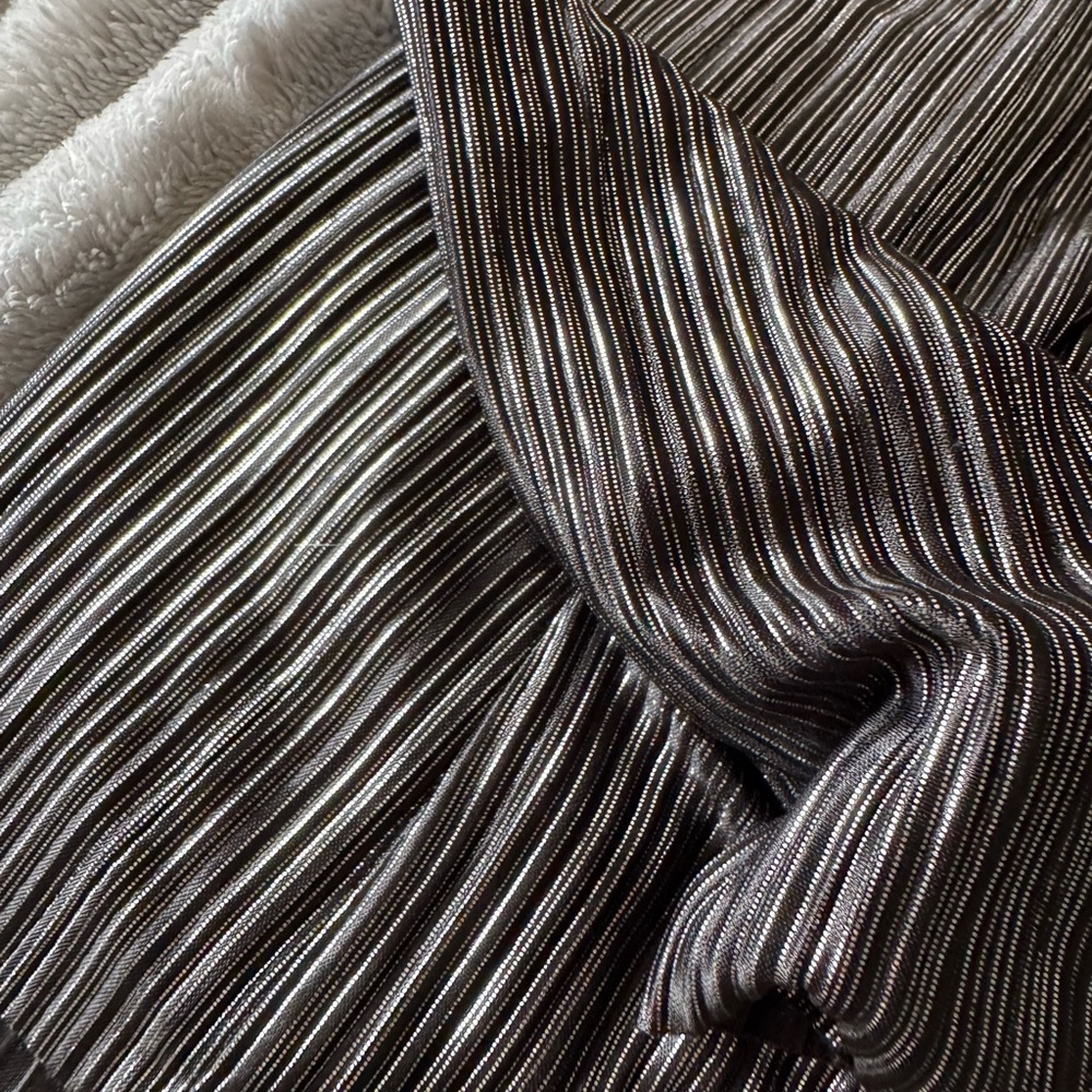 Lavender Brown Metallic Silver & Black Pleated Long Sleeve Ruffle Neck Top, sz L - Picture 4 of 5